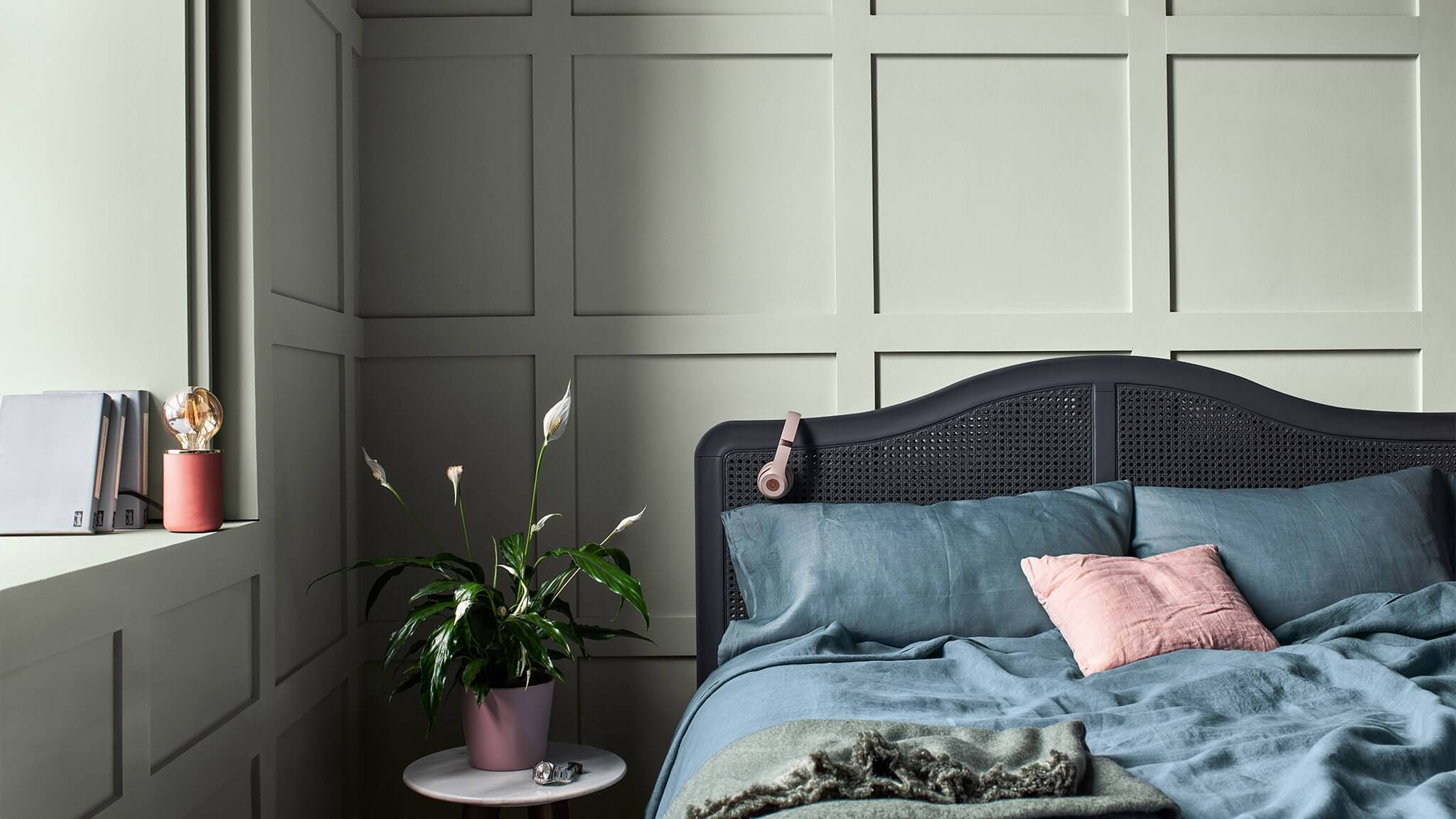 Gestalten Sie Ihr Schlafzimmer Mit Den Neuen Farbpaletten Von 2020 Dulux Ein bett, ein schrank, fertig ist das schlafzimmer? gestalten sie ihr schlafzimmer mit den