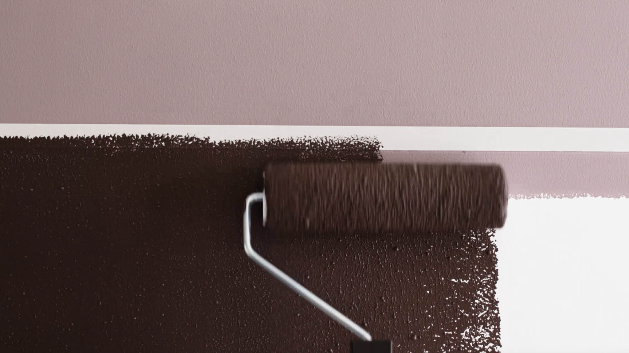 So gestalten Sie in 6 einfachen Schritten eine Wand in zwei Farbtönen